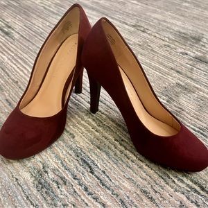 Kelly & Katie Bordeaux Rounded Toe Faux Suede pump size 6